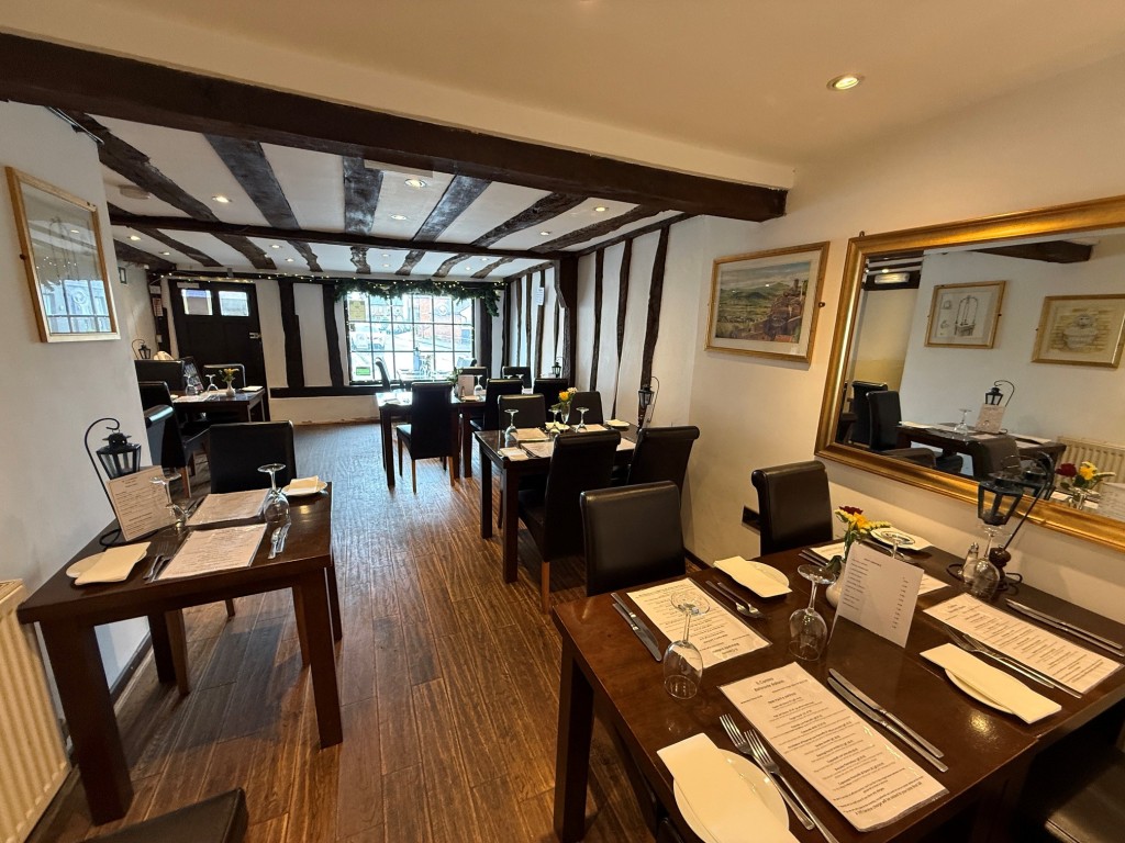 Lot: 69 - RESTAURANT PREMISES IN MALDON HIGH STREET WITH TWO BEDROOM FLAT ABOVE - Looking back towards the front door of the restaurant